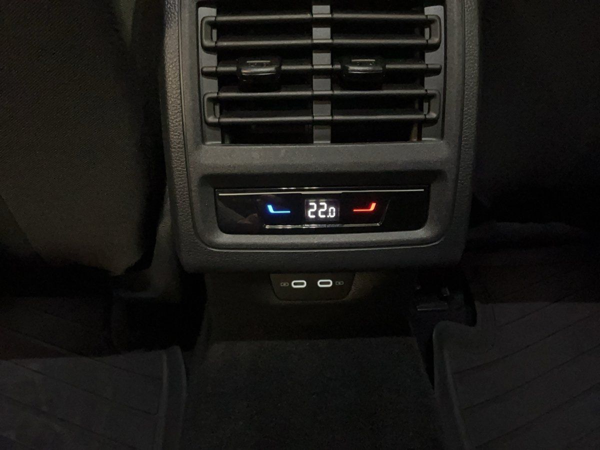 Fahrzeugabbildung Volkswagen Golf VIII Active 1.5 eTSI DSG Pano LED