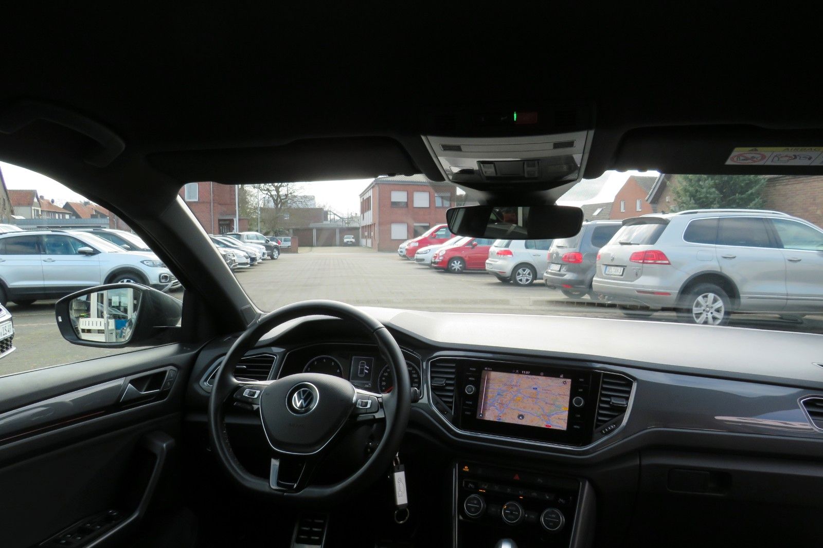 Fahrzeugabbildung Volkswagen T-Roc SPORT/R-LINE ACC KAMERA SITZH. 18`NAVI 1H