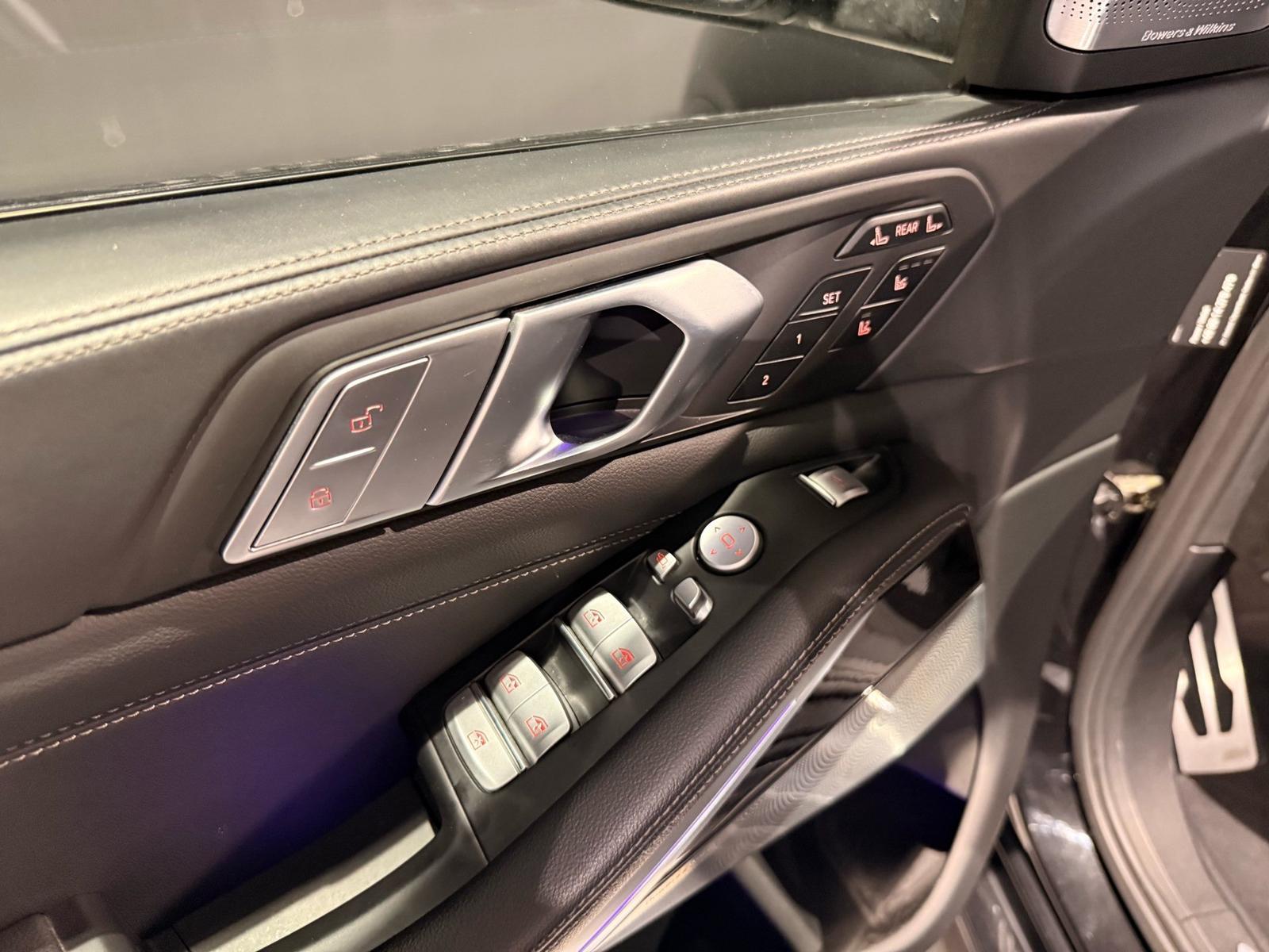 BMW X7 M50d M Sport Pro "22" B&W – 12