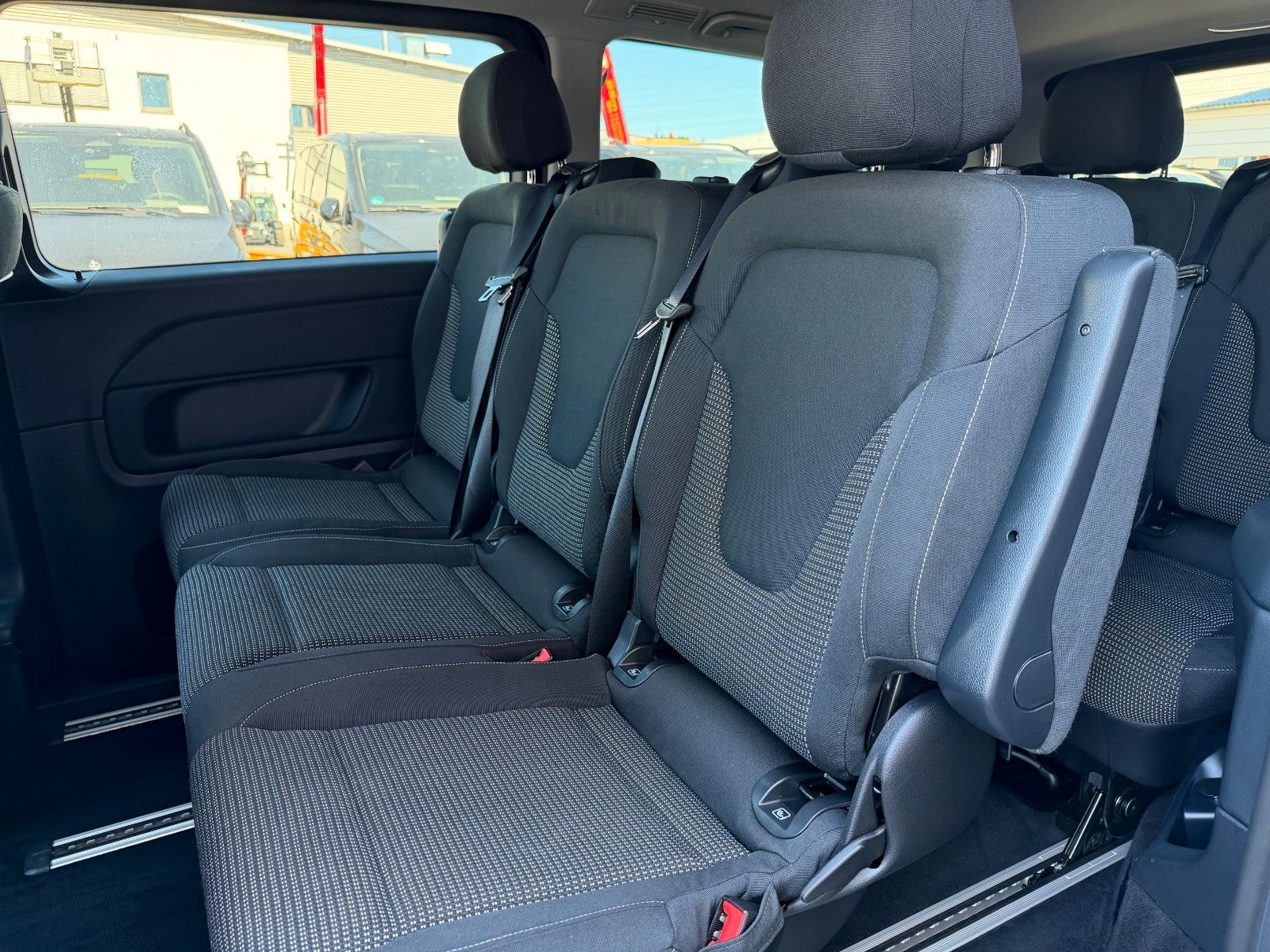 Fahrzeugabbildung Mercedes-Benz V 220 d STYLE AHK2,5to MULTIBEAM 360 DISTRONIC