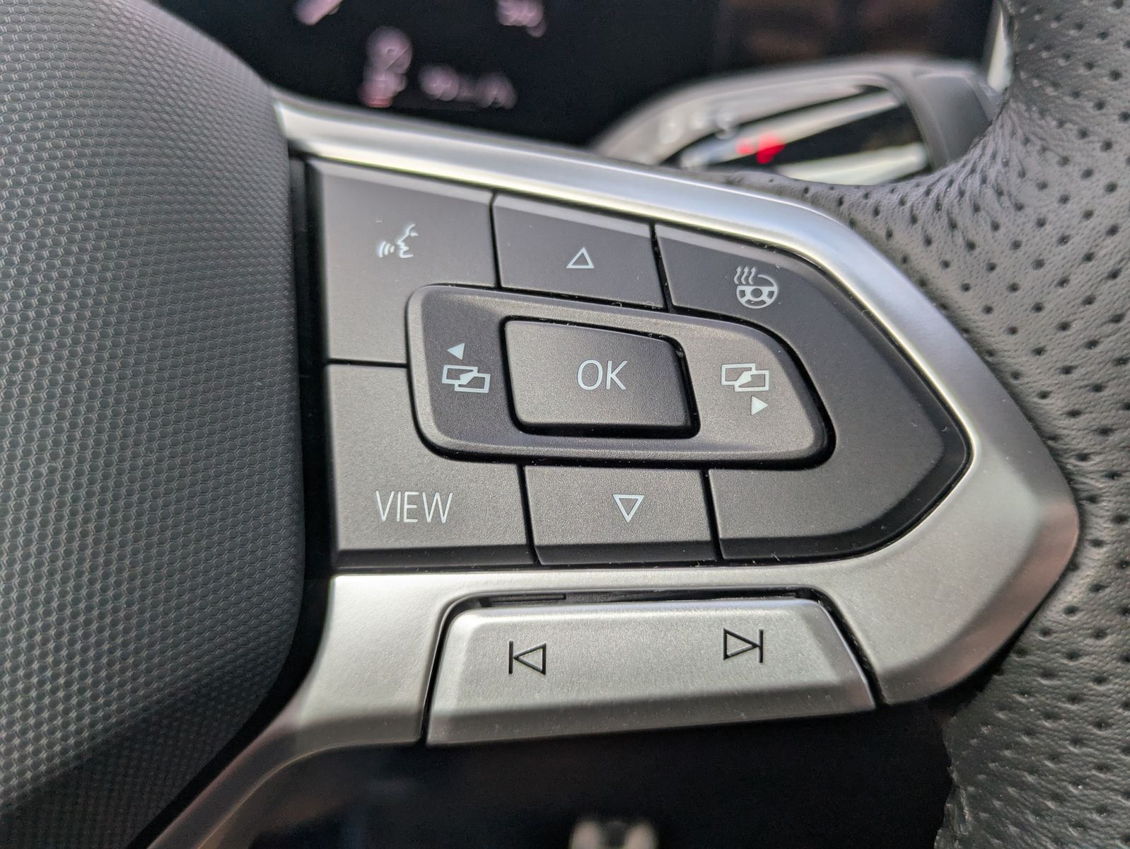 Fahrzeugabbildung Volkswagen Tiguan 2.0 TDI 4M R-Line PANO*H&K*AHK*MATRIX*20"