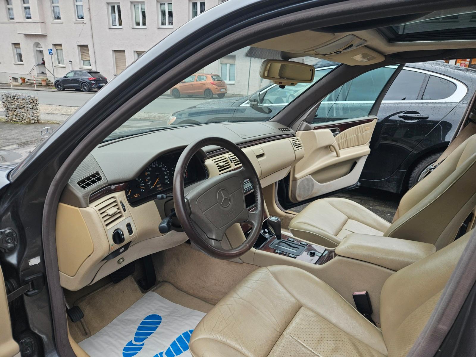 Mercedes-Benz E 220,Avantgarde,Leder,Klima,Alu,Schibedach
