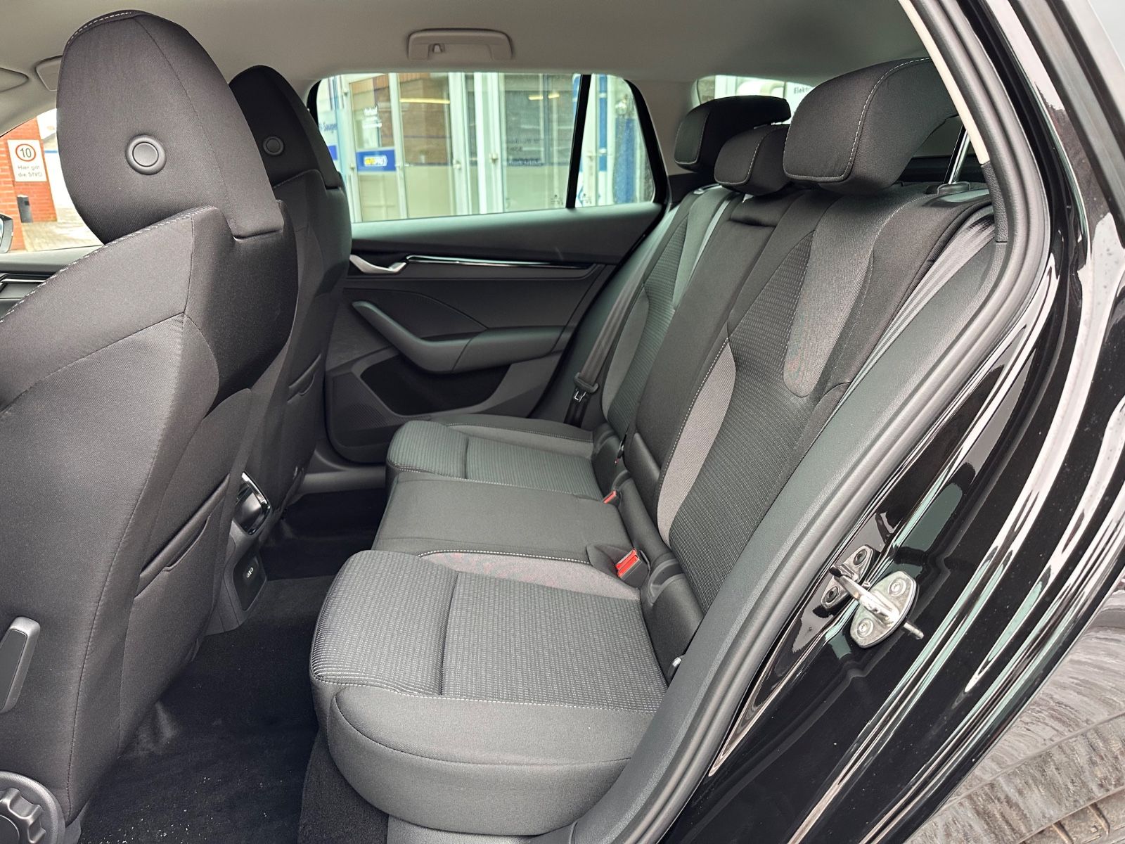 Fahrzeugabbildung SKODA Octavia Combi 1.5 TSI Selection AHK/LED/Navi/ACC