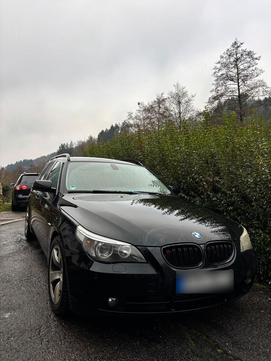 BMW 525 2006 — rear view