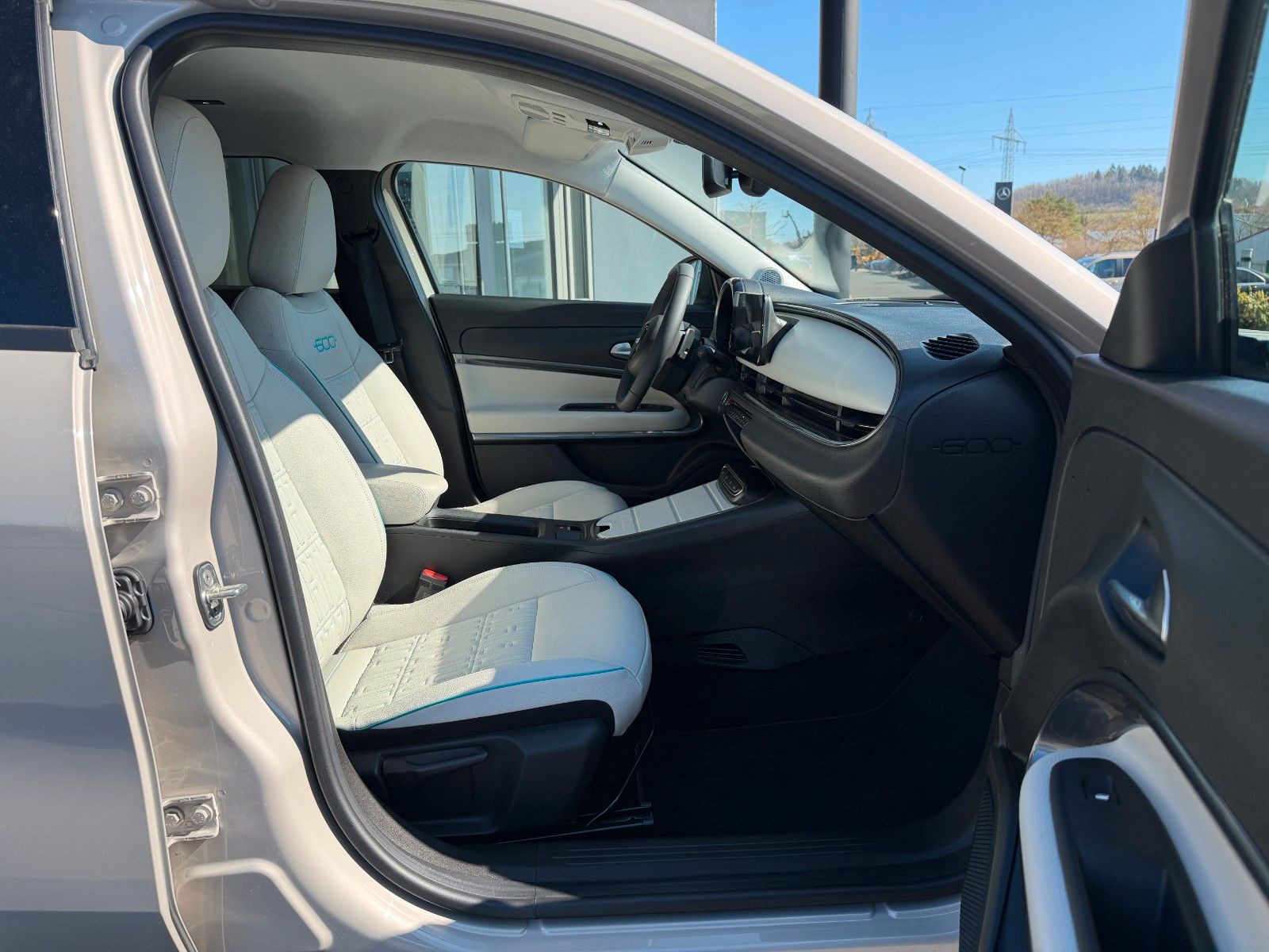 Fahrzeugabbildung Fiat 600 Hybrid La Prima R-Kamera+Massage+LED+8-Fach