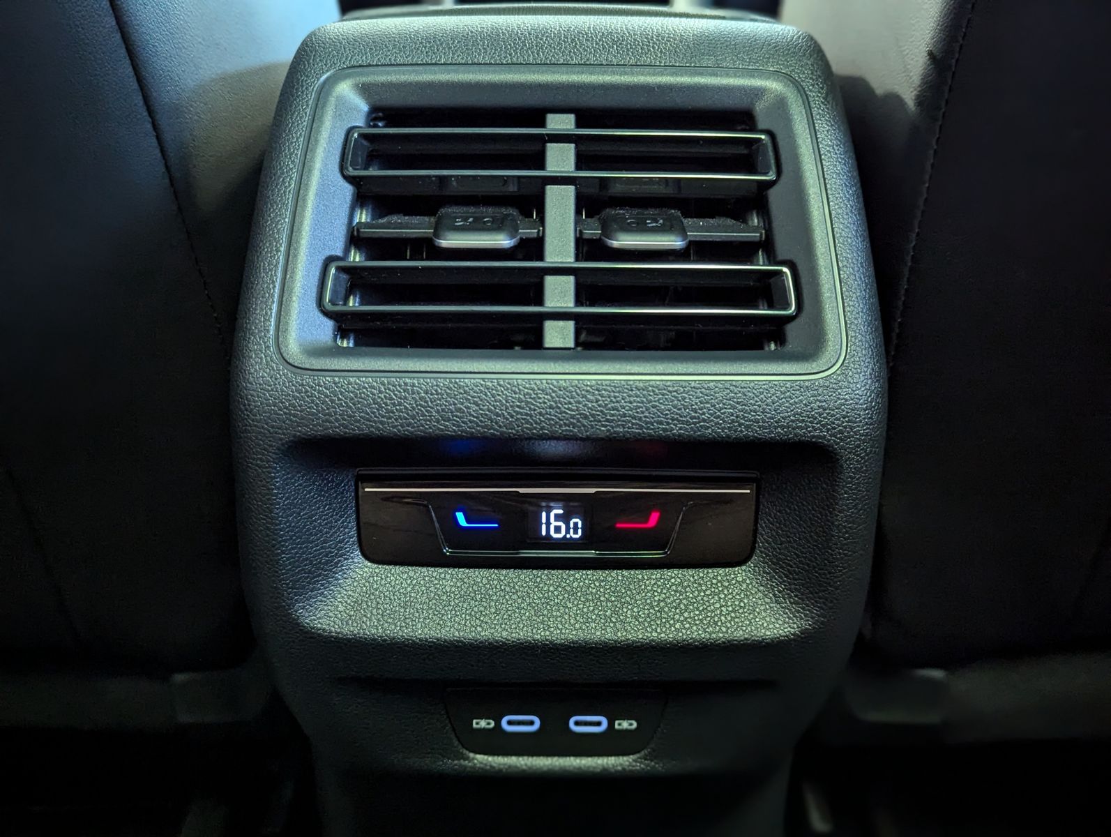 Fahrzeugabbildung Volkswagen Tiguan 2.0TDI R-Line 4M Pano H/K AHK Matrix 20"