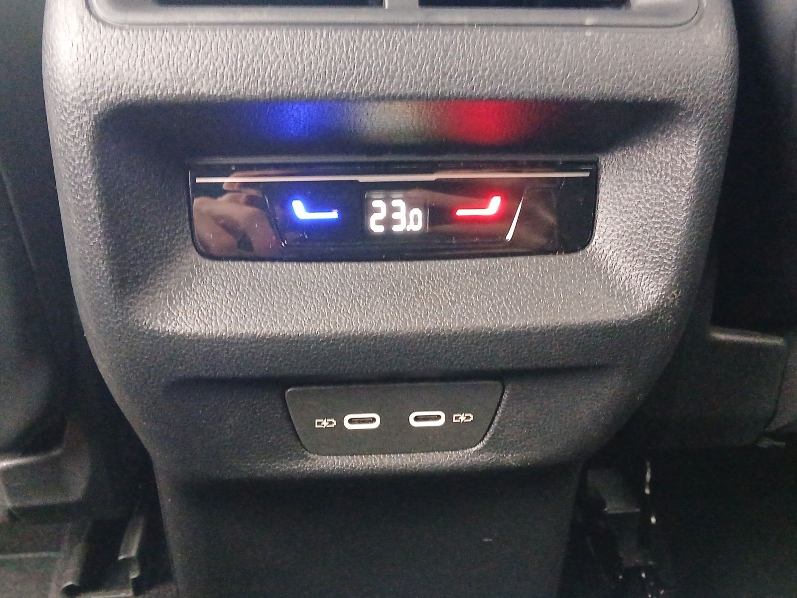 Fahrzeugabbildung Volkswagen Tiguan eTSI Elegance DSG Matrix AHK Navi AID ACC