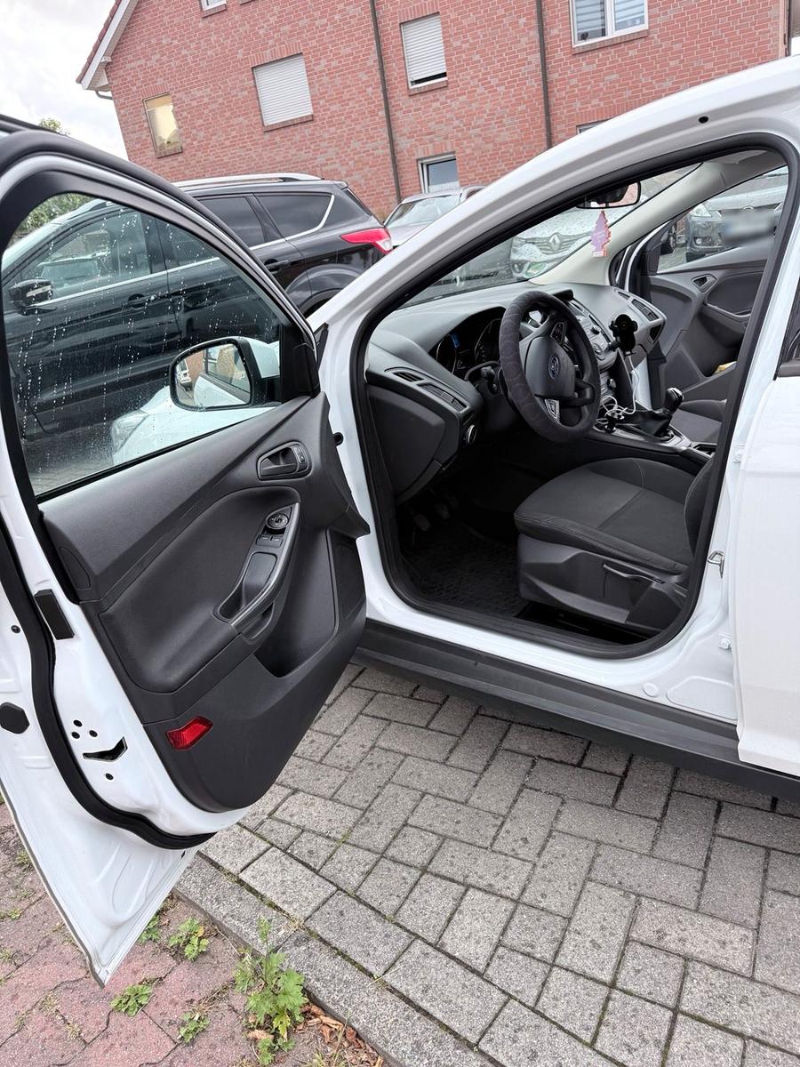 Ford Focus 2015 — interior