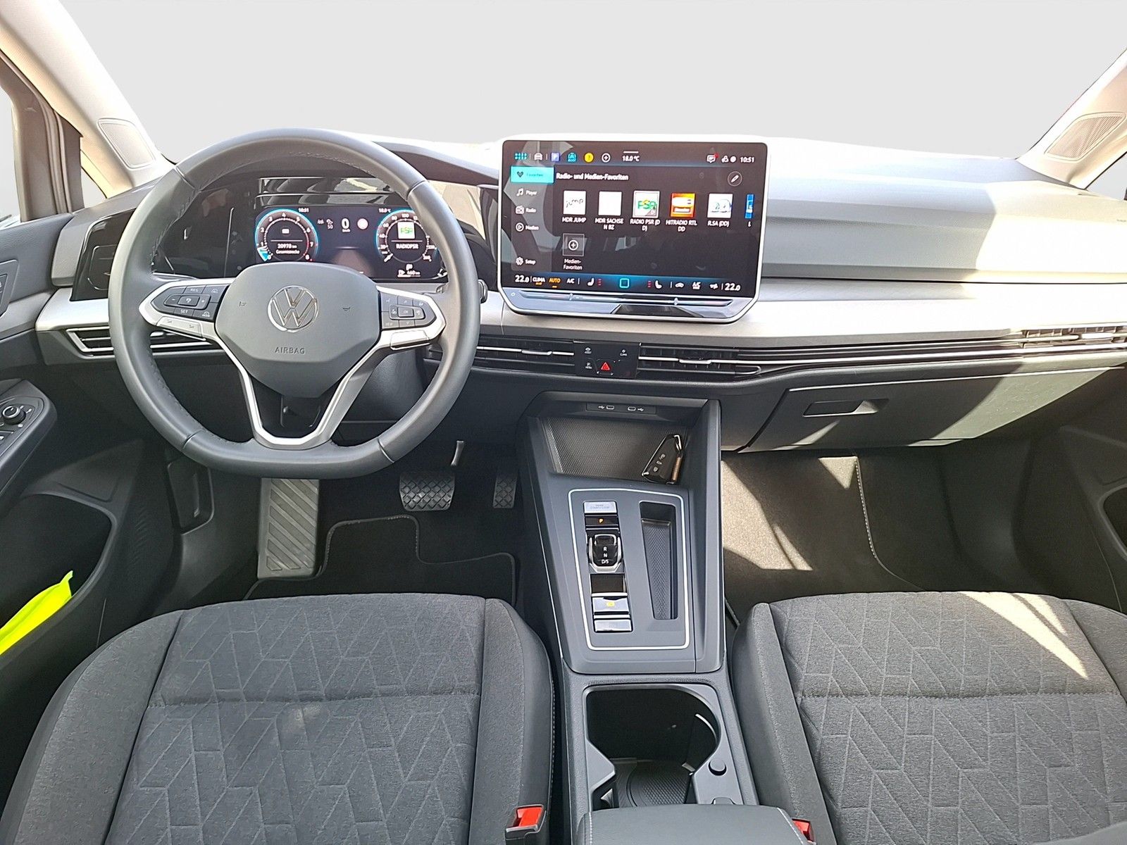 Fahrzeugabbildung Volkswagen Golf VIII Variant eTSI Life DSG LED AHK Navi AID