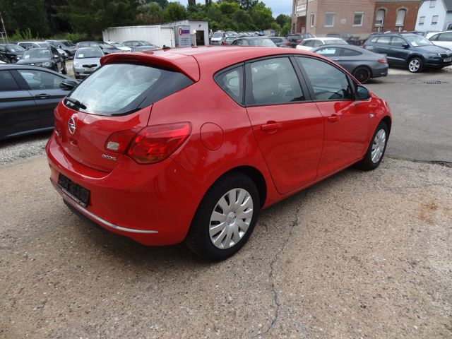 Fahrzeugabbildung Opel Astra J Lim. 5-trg. Selection