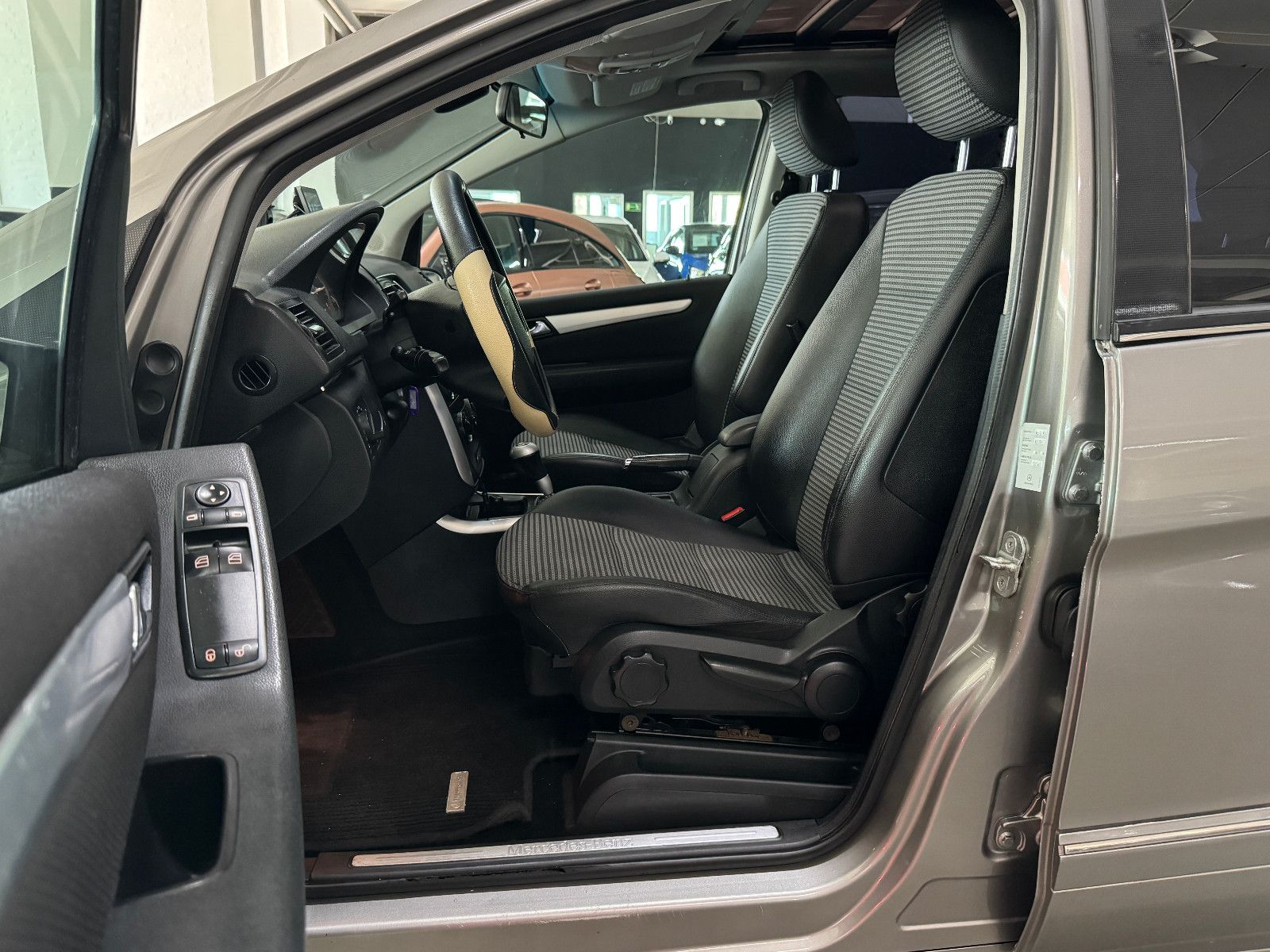 Fahrzeugabbildung Mercedes-Benz B 200 CDI AUTOMATIK SPORTPAKET BI-XENON KAMERA