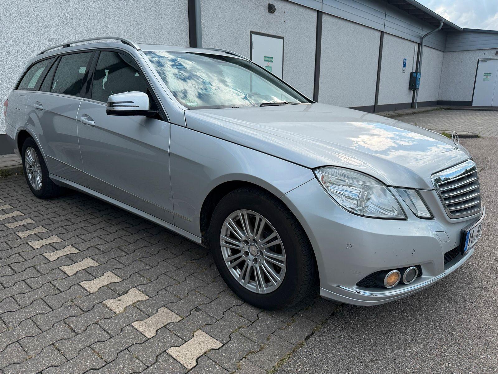 Mercedes-Benz E220 2011 — rear view