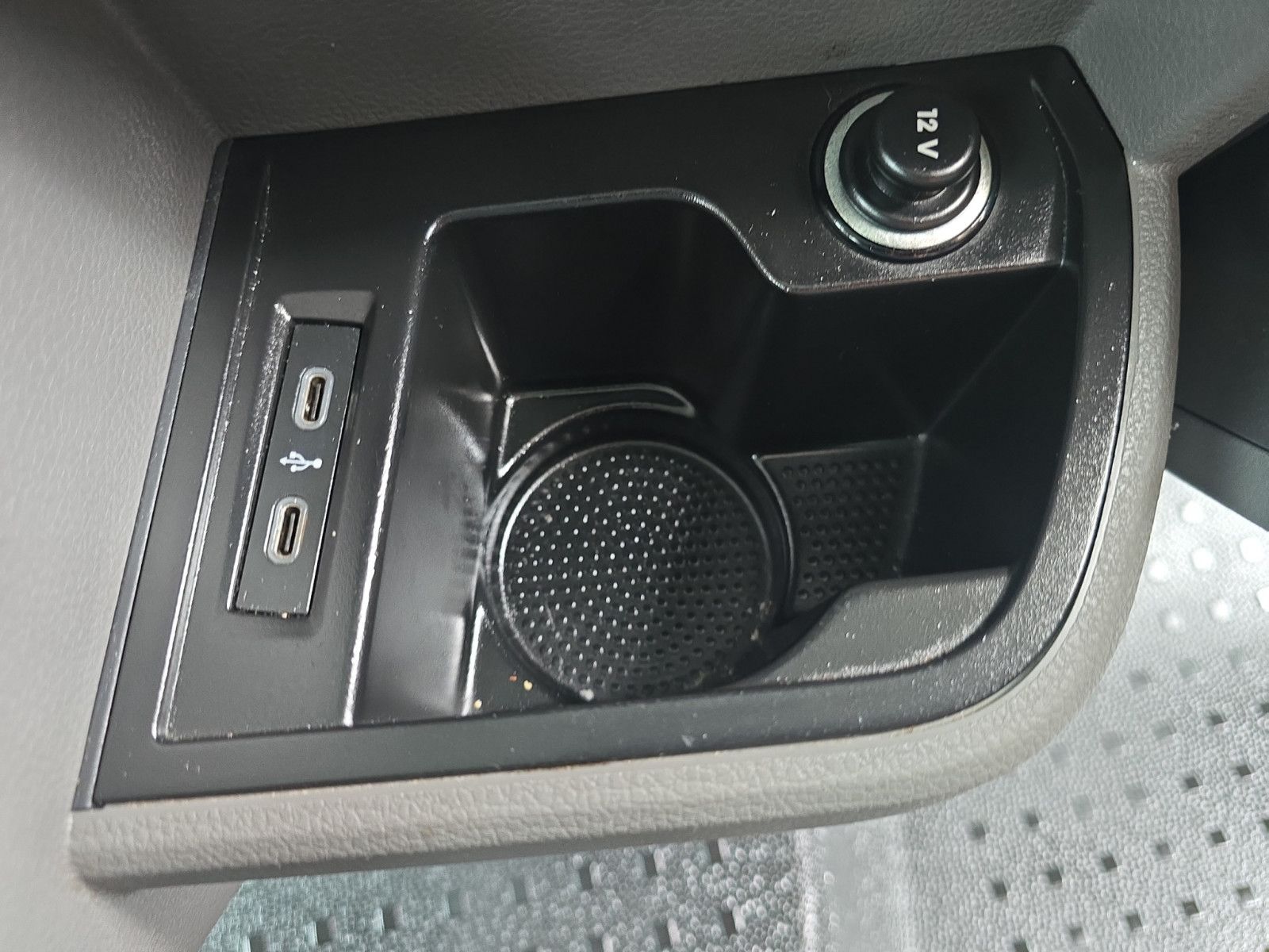 Fahrzeugabbildung Volkswagen T6 Transporter Kombi Langer Radstand 9 Sitzer