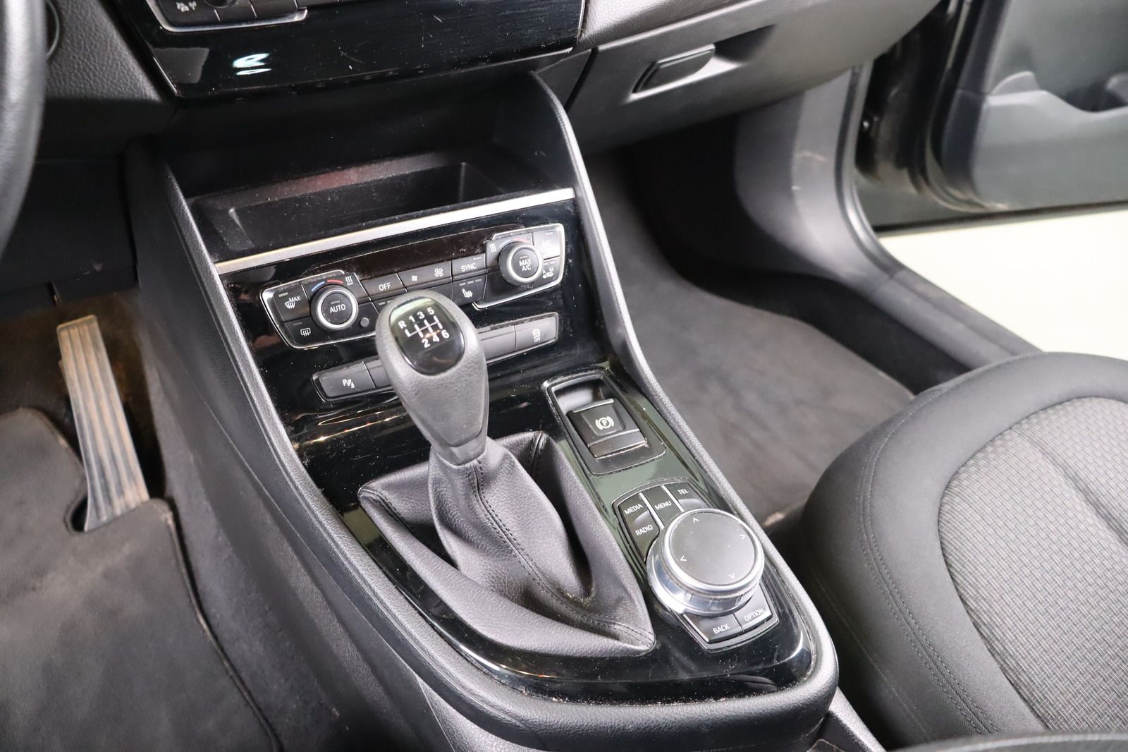 Fahrzeugabbildung BMW 218 i Active Tourer LED * HUD * RFK * Pano *