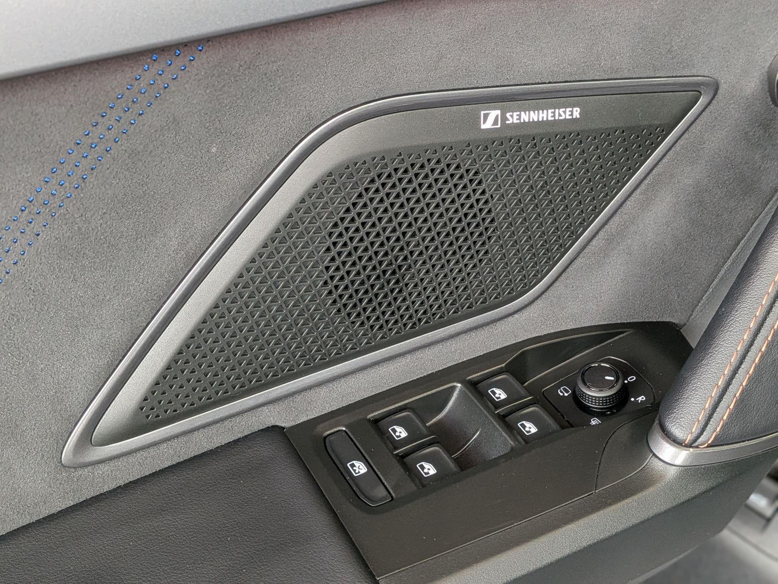 Fahrzeugabbildung CUPRA Leon 1.5 eTSI DINAMICA MATRIX ACC PANO AHK 5J-Ga
