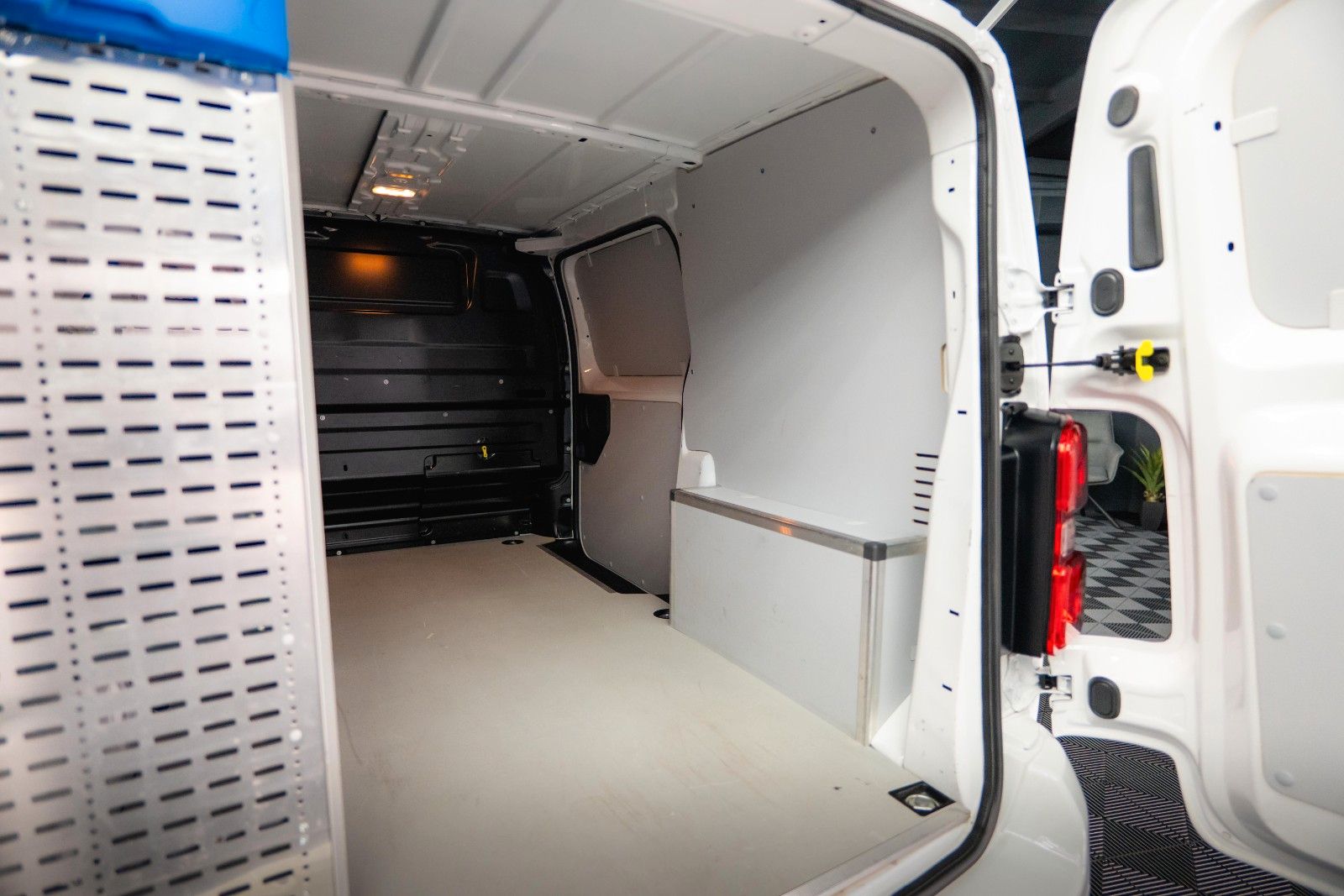 Fahrzeugabbildung Citroën Jumpy Kasten Club M Automatik *Regalsystem*360°*