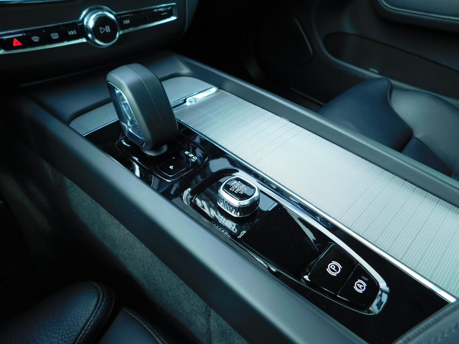 Fahrzeugabbildung Volvo XC60 B4 D Plus Dark