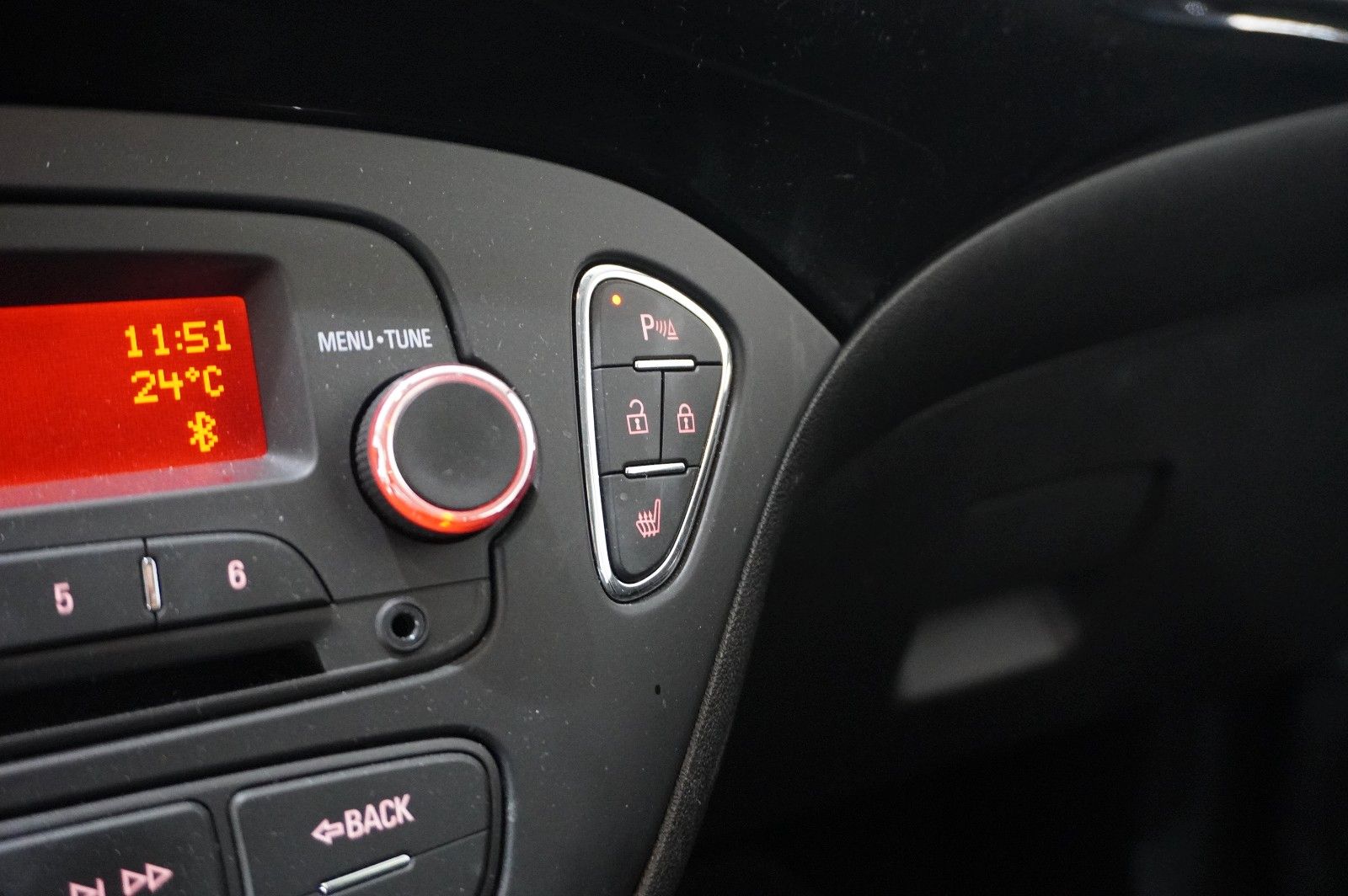 Fahrzeugabbildung Opel Corsa E 1.2 COLOR EDIT. AUTOM. LED/SHZ/SPORT/USB