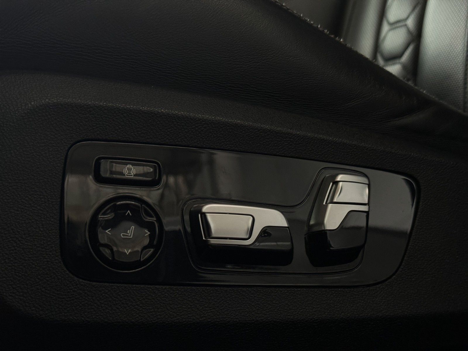 Fahrzeugabbildung BMW X5 M Competition HUD/Pano/B&W/Massage