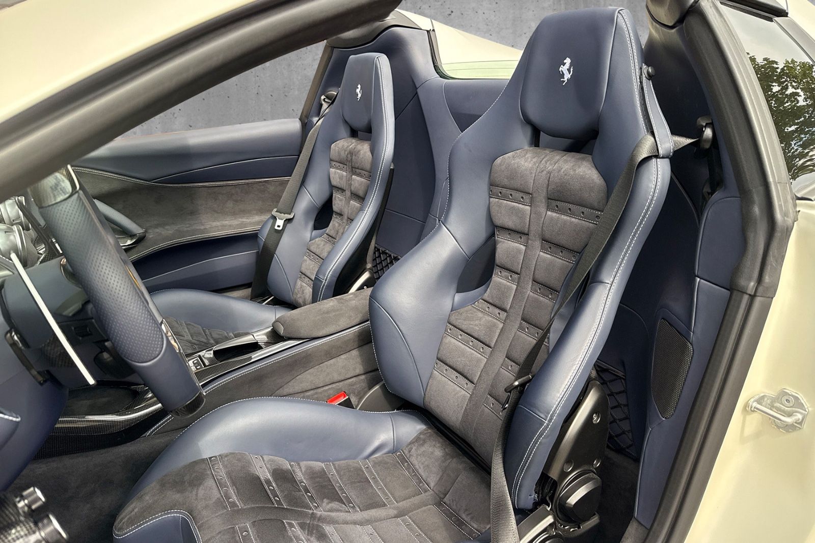 Fahrzeugabbildung Ferrari 812 GTS*Atelier*Blue Carbon*Painted Shields