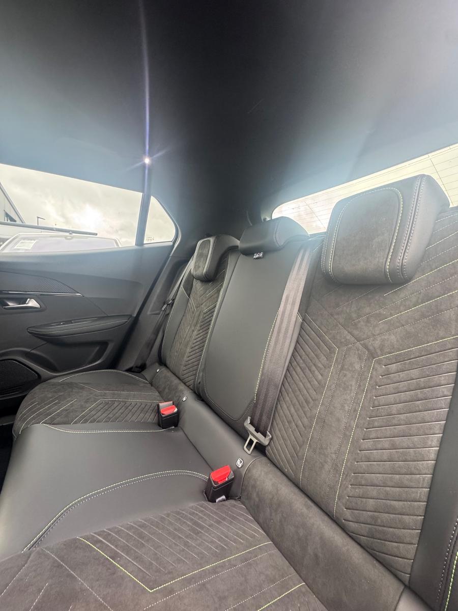 Peugeot 2008 Hybrid 145 GT, ACC, Navi