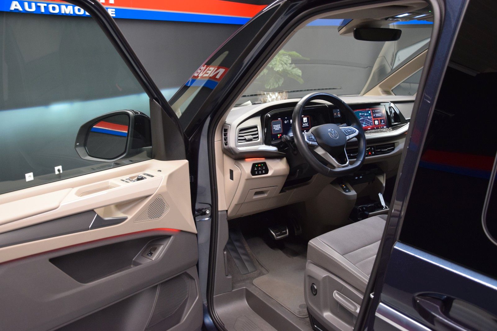 Fahrzeugabbildung Volkswagen T7 Multivan Pano ACC Keyless 3-Zonen Standheiz