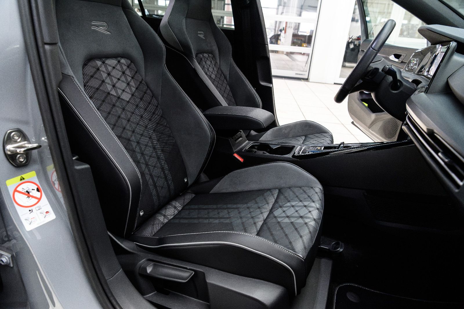 Fahrzeugabbildung Volkswagen Golf Variant R-Line eTSI DSG+AHK+Kamera+Pano