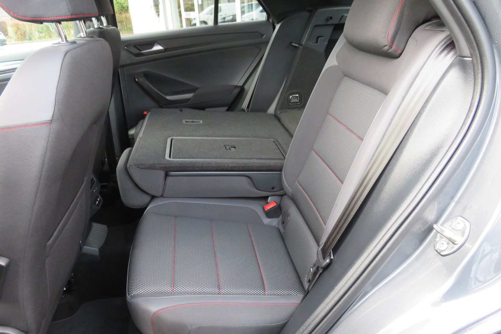 Fahrzeugabbildung Volkswagen T-Roc SPORT/R-LINE ACC KAMERA SITZH. 18`NAVI 1H