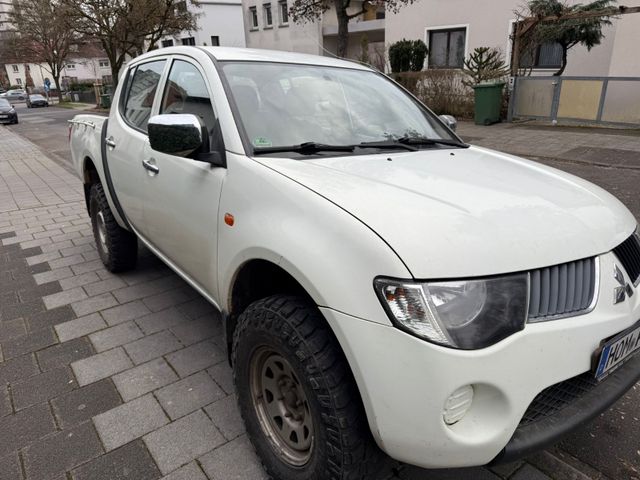 Mitsubishi L200 Doppelkabine 4WD LKW Zulassung