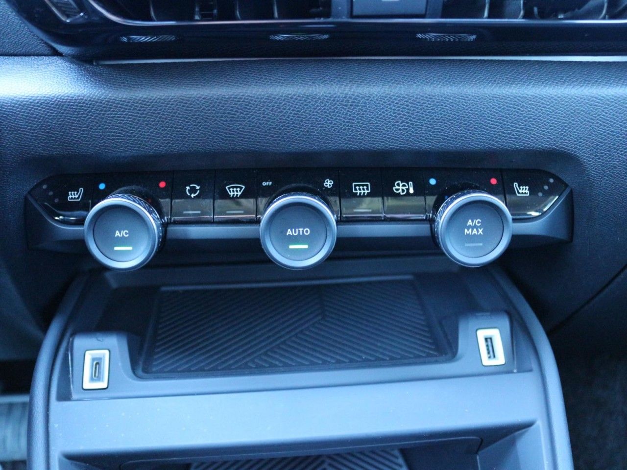 Fahrzeugabbildung Citroën ë-C4 FEEL 136