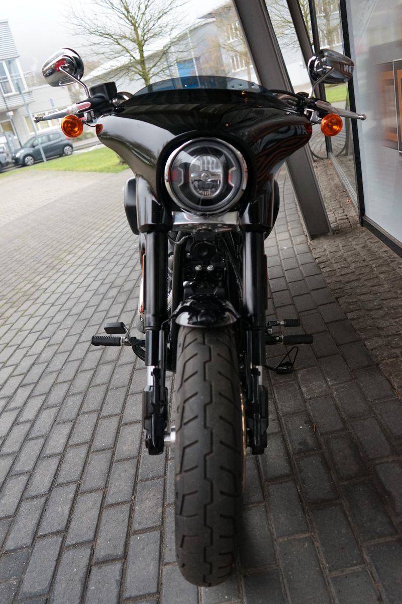 Fahrzeugabbildung Harley-Davidson Softail Sport Glide FLSB 107 mit Miller Auspuff