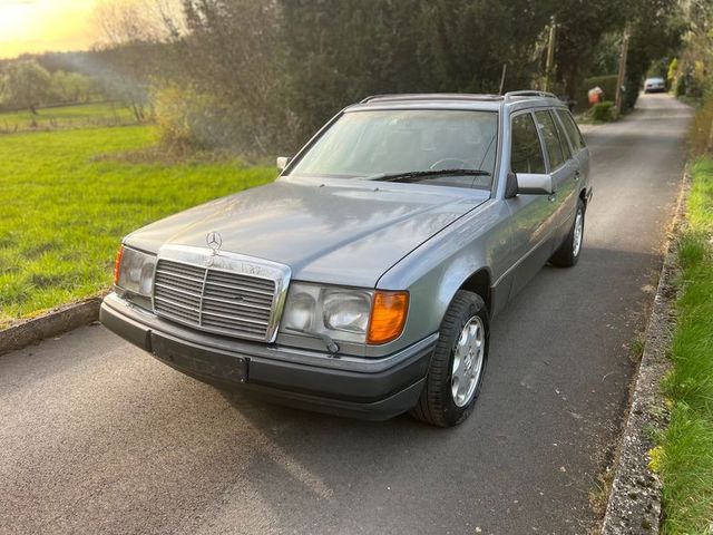 Mercedes-Benz 300 TD W124 Kombi Schiebedach TÜV neu Scheckheft