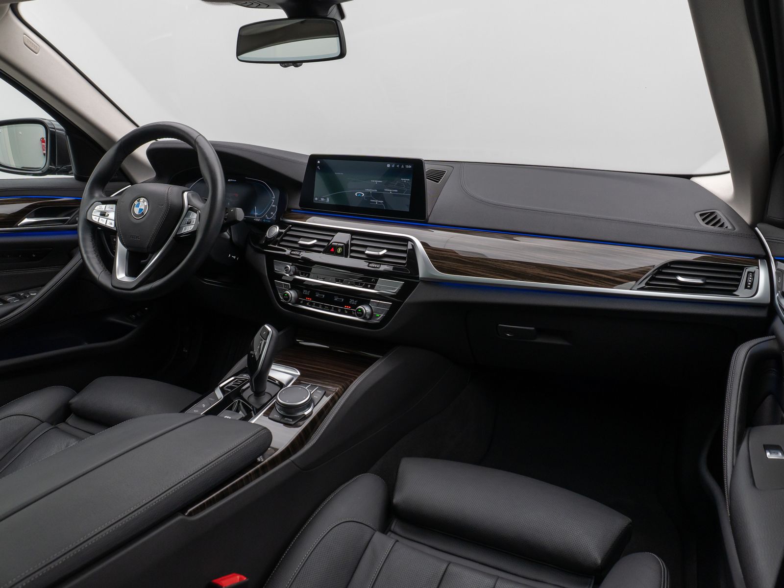 Fahrzeugabbildung BMW 530e xD LuxuryLine 360°Glasdach HUD HiFi Massage