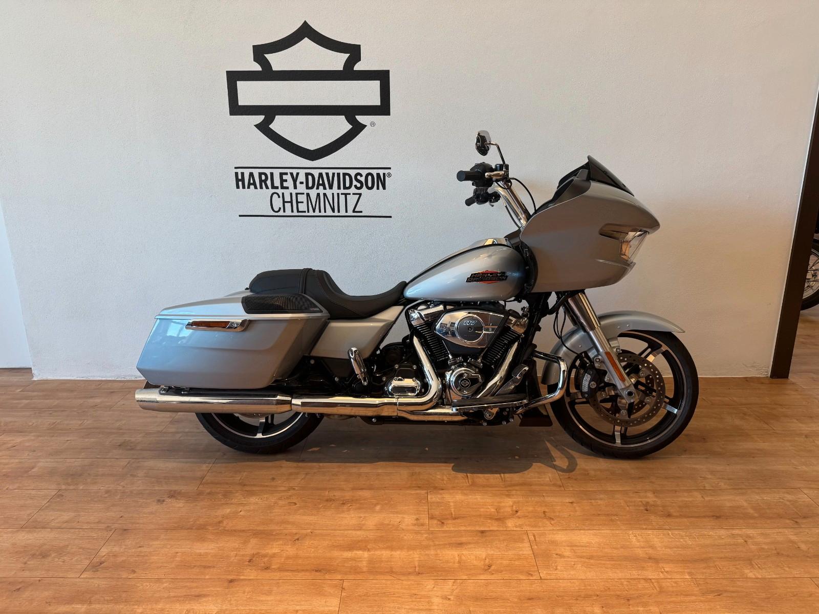Harley-Davidson Road Glide FLTRX 117 mit Rockford Fosgate Stage3