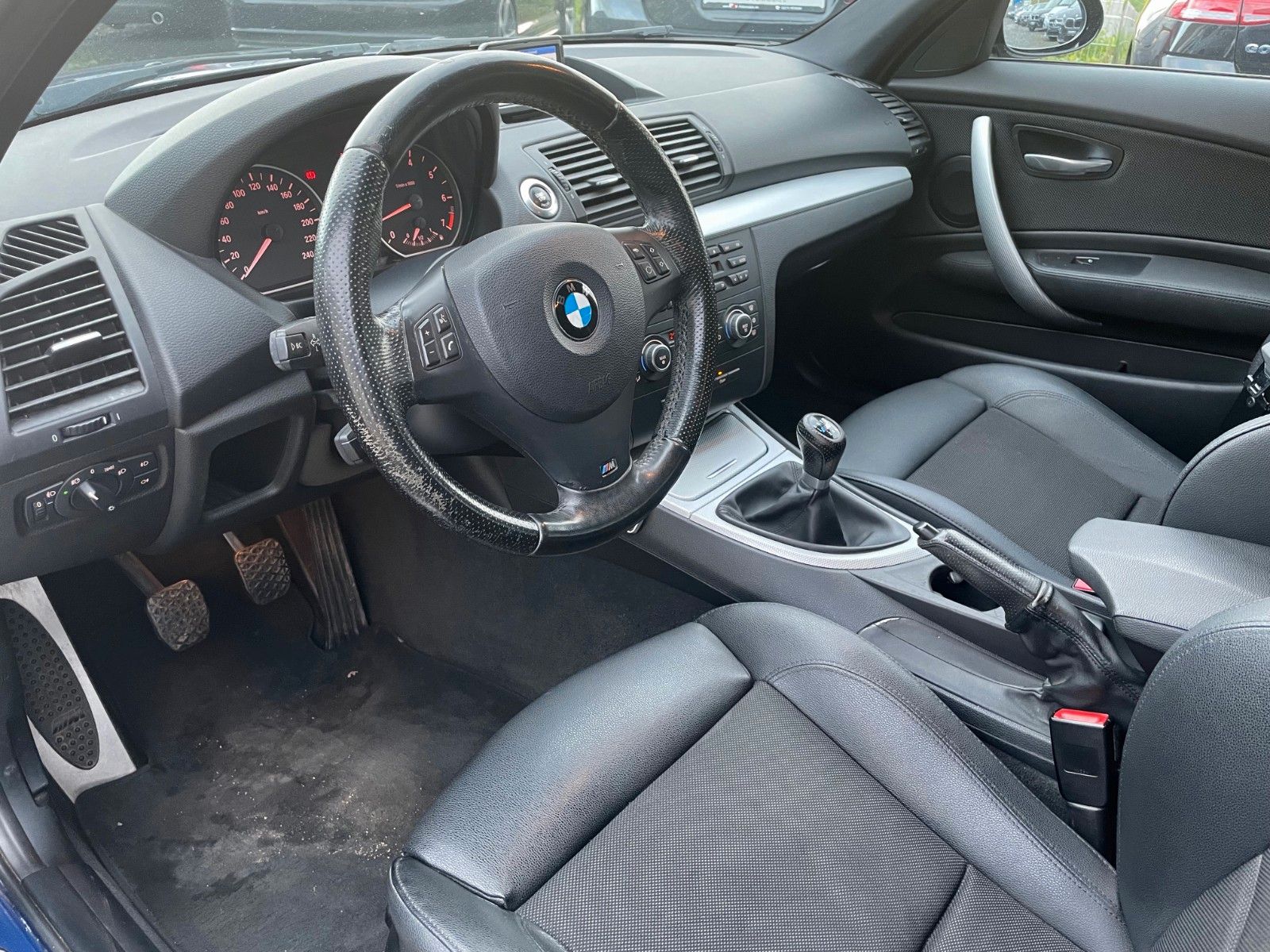 Fahrzeugabbildung BMW 118i 5-T M SPORTPAKET Leder Navi M SPORTFWK PDC