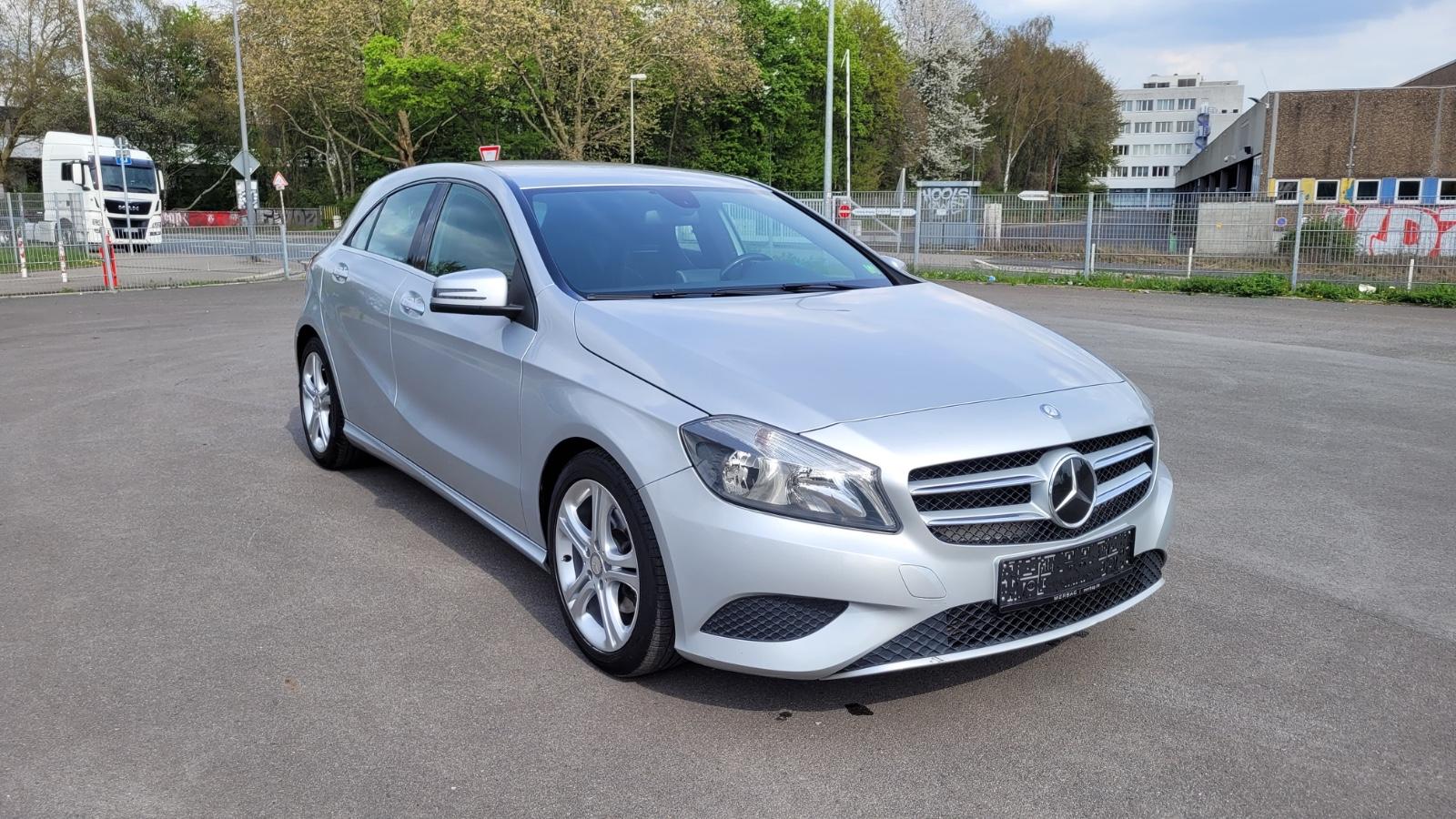 Mercedes-Benz A 180 BlueEfficiency Servo Navi Teilleder**