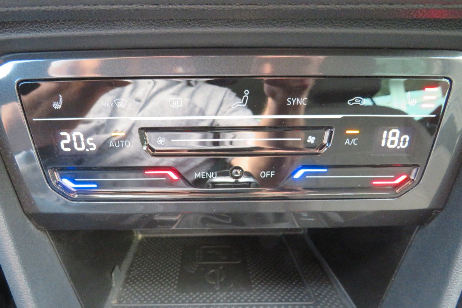 Fahrzeugabbildung Volkswagen Tiguan Life DSG AHK KAMERA ACC PDC SITZH. NAVI 1