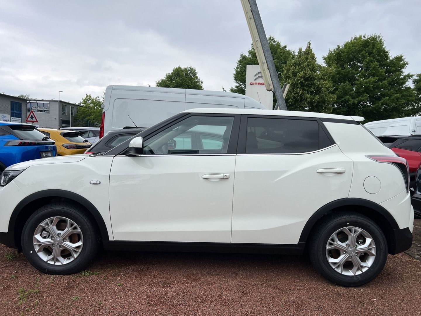 Fahrzeugabbildung KGM Tivoli Nomad MT Navi CarPlay DAB SHZ Spurhalte.