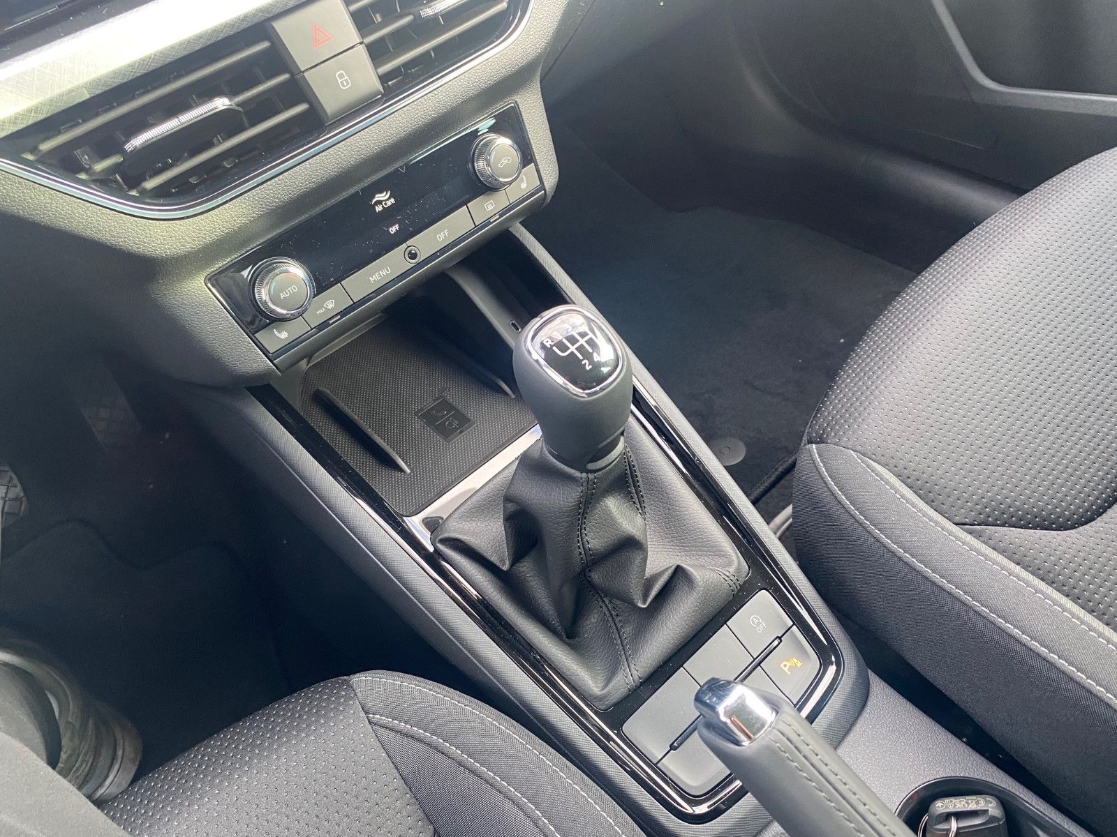 Fahrzeugabbildung SKODA Kamiq 1.5l TSI ACT TOUR *LED*NAV*ACC*KAMERA*PDC*