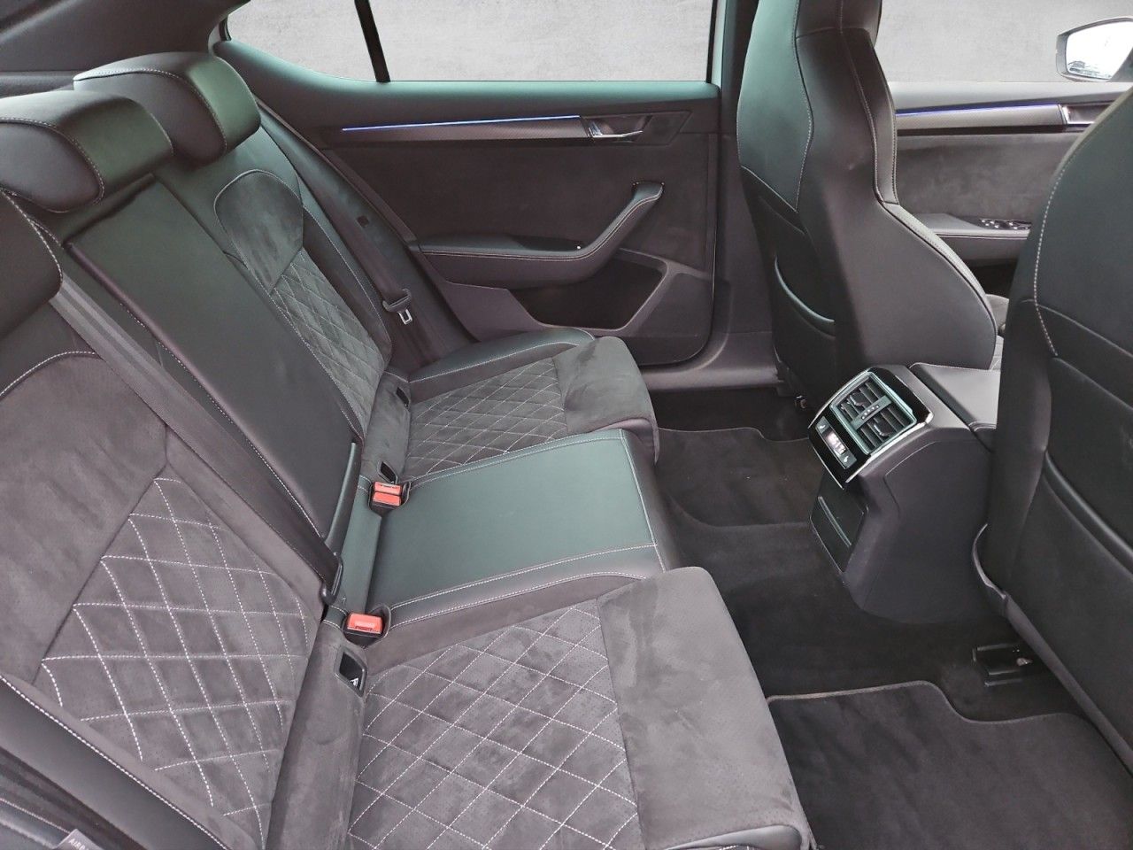 Fahrzeugabbildung SKODA Superb Sportline iV AHK NAVI Standheizung
