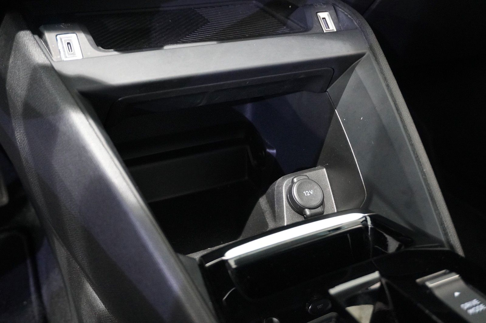 Fahrzeugabbildung Citroën C4 Lim. 1.2T PLUS NAVI/LED/KAMERA/SPORT /VIRTU.