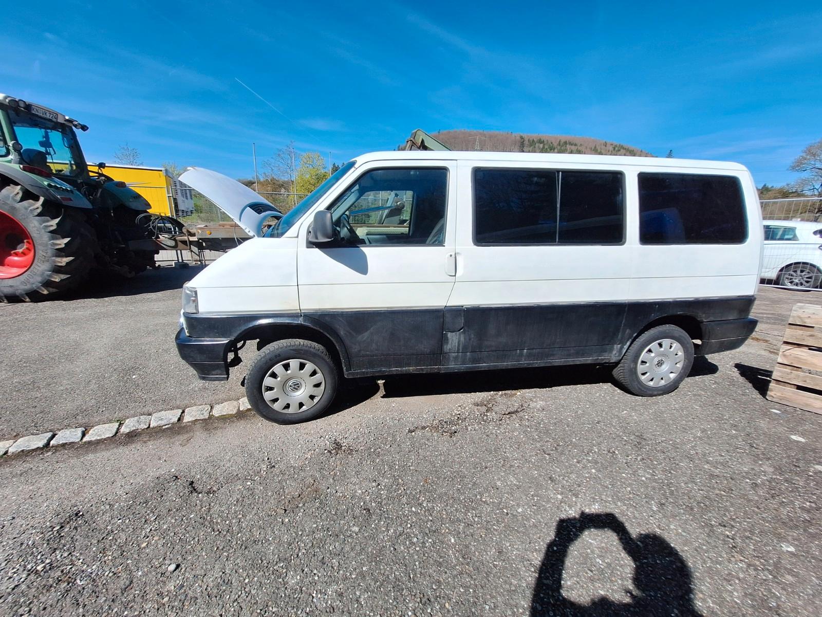 Volkswagen T4 Fensterbus Lkw Zul. Tüv wird neu gemacht  2,4