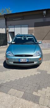 Ford Focus 1.6i 16V cat 5p. Ghia - Ford Focus aus 2001: Ghia