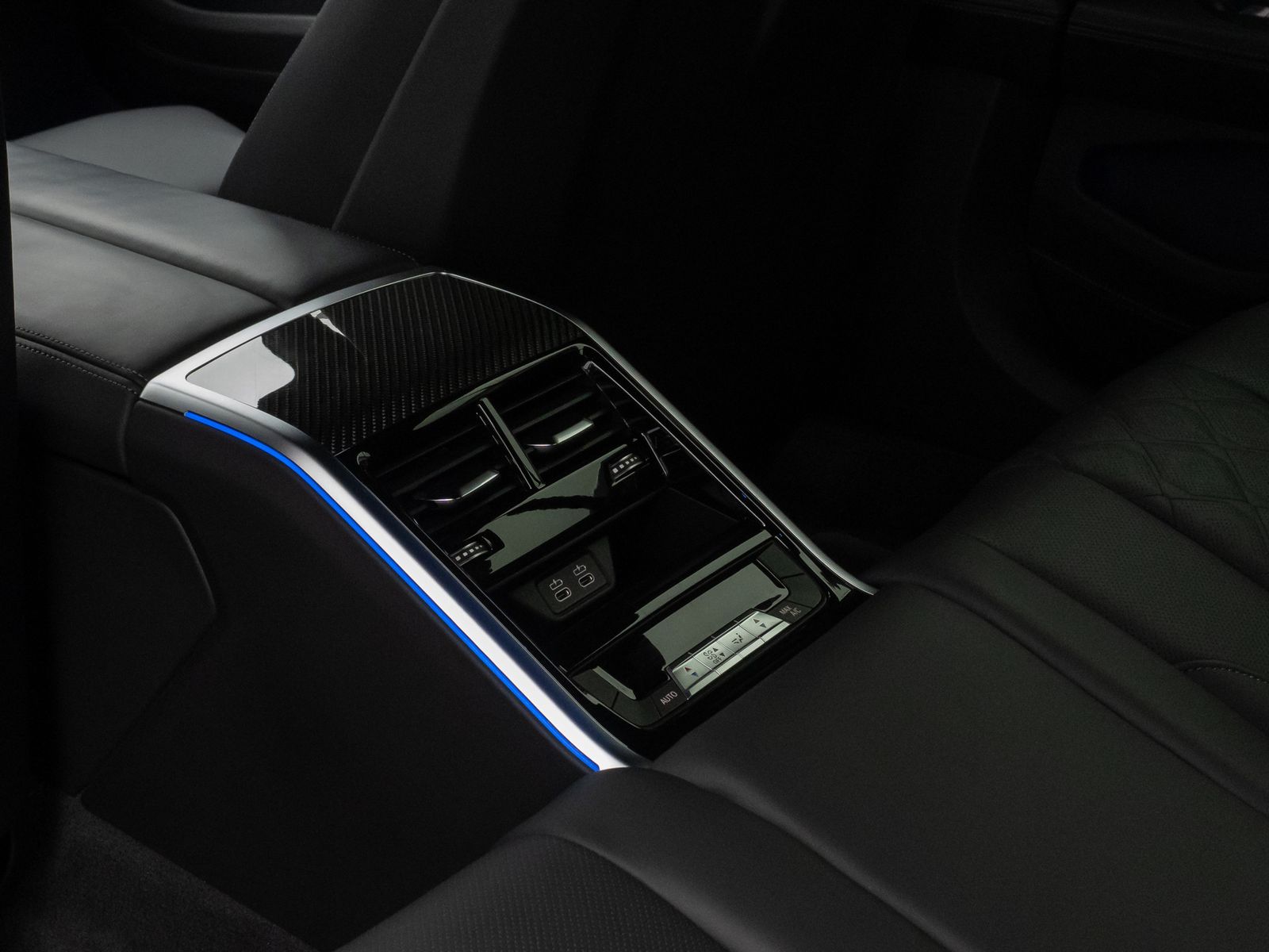 Fahrzeugabbildung BMW M8 Competition xD Gran Coupé SoftCL 360°TV Laser
