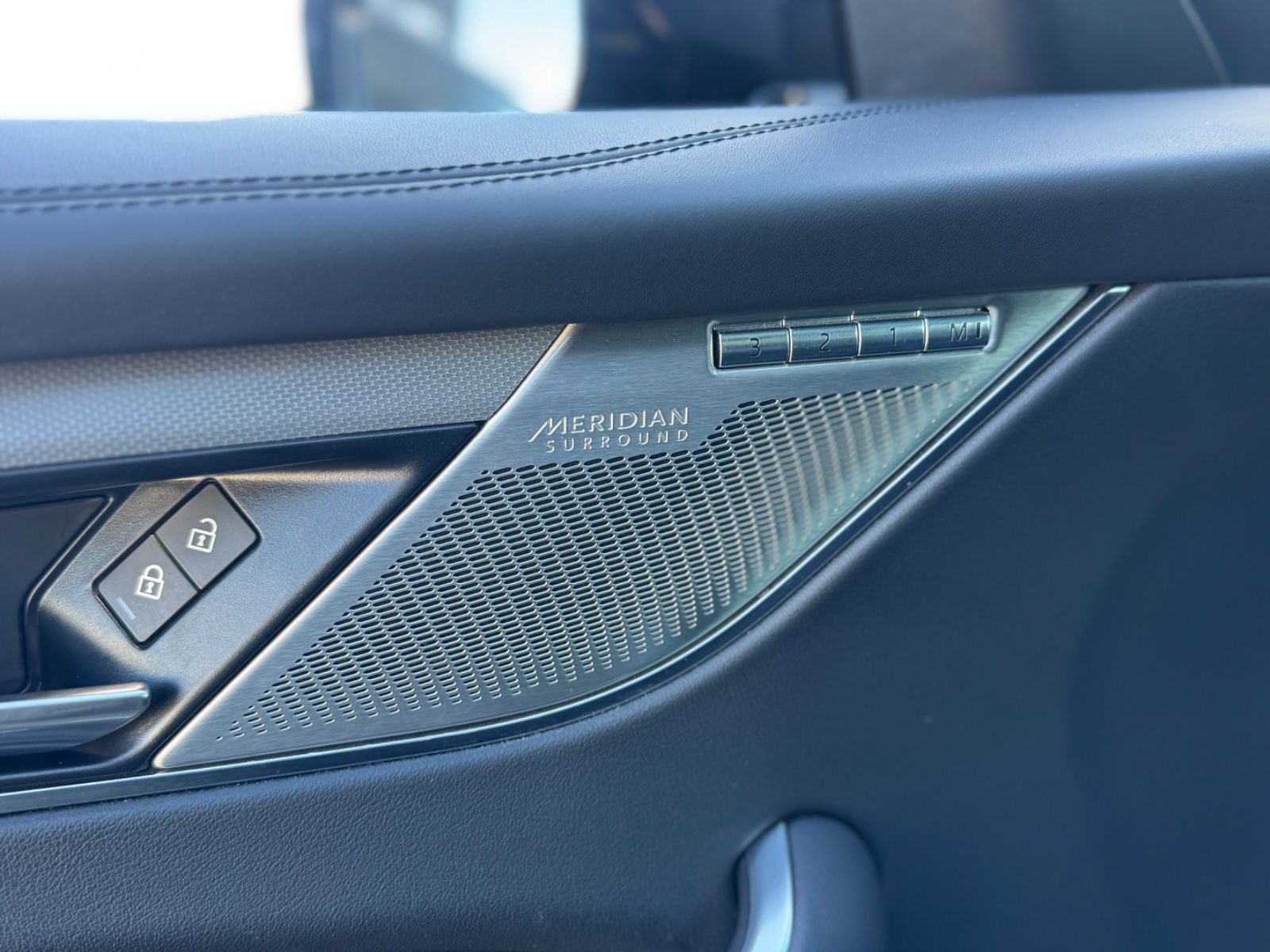 Fahrzeugabbildung Jaguar F-PACE SVR /PANO/MERIDIAN/360°KAM/HUD/AMBIENTE