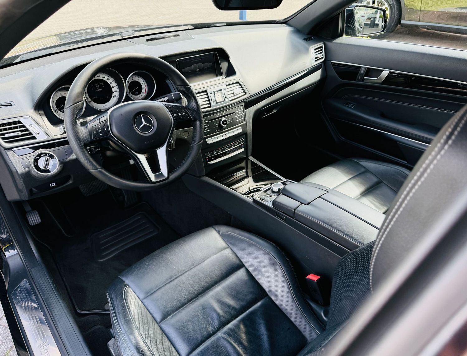 Fahrzeugabbildung Mercedes-Benz E 200 CABRIO SPORTPAKET - Autom., LED, Navi, PTS