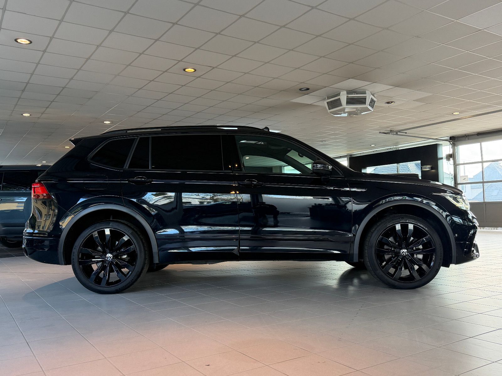 Fahrzeugabbildung Volkswagen Tiguan Allspace R-Line /PANO/HUD/HARMAN-KARDON/
