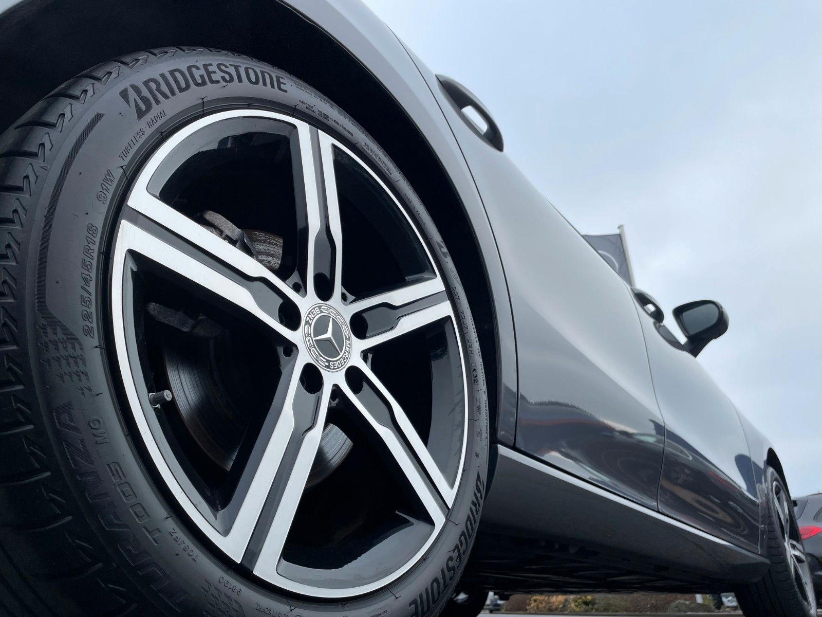 Fahrzeugabbildung Mercedes-Benz CLA 200 d SB Night+Pano+AHK+MBUX+R-Kamera+Leder