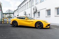 Fahrzeugabbildung Ferrari F12 Berlinetta Giallo Modena *MwSt./Scheckheft*