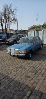Mercedes-Benz 230 - Mercedes-Benz 230 in Köln